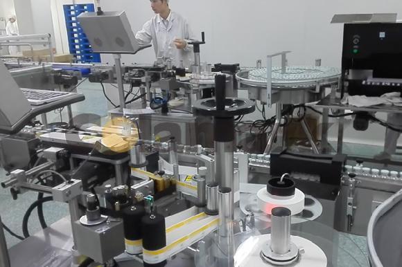 達爾嘉立式小圓瓶貼標機應用于深圳一家制藥企業(yè)生產(chǎn)線
